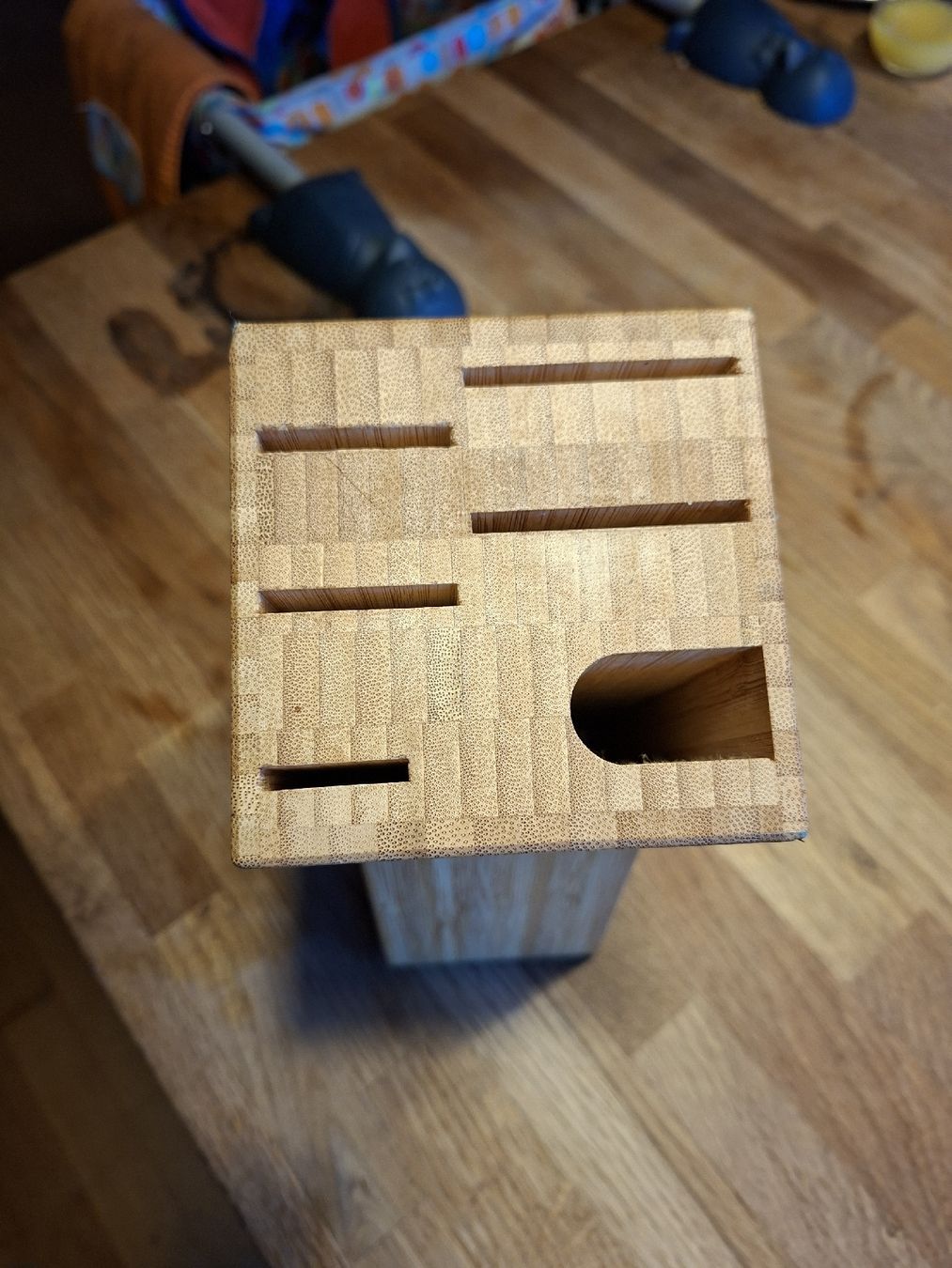 Ikea Coltelli: Messerblock von Ikea mit Standfüssen gebraucht – Usato da Oeschenbach venduto da wid_7yqd