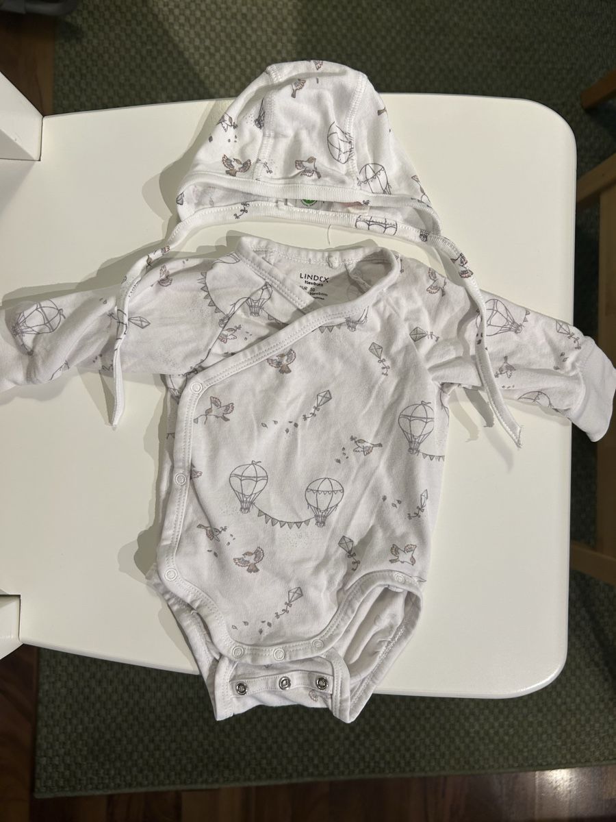 Kleiderpakete & -sets: Baby Body and Hat Set Size 50 – Gebraucht aus Zürich von eli_m229