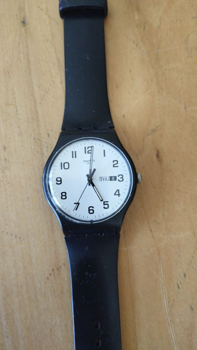 Swatch Orologi: Schwarze SWATCH Uhr mit Kunststoffband – Usato da Allschwil venduto da Swisstoybox