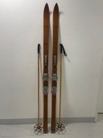 Ski (3 FA), Holzski von ca. 1950, fahrbar, mit Stöcken