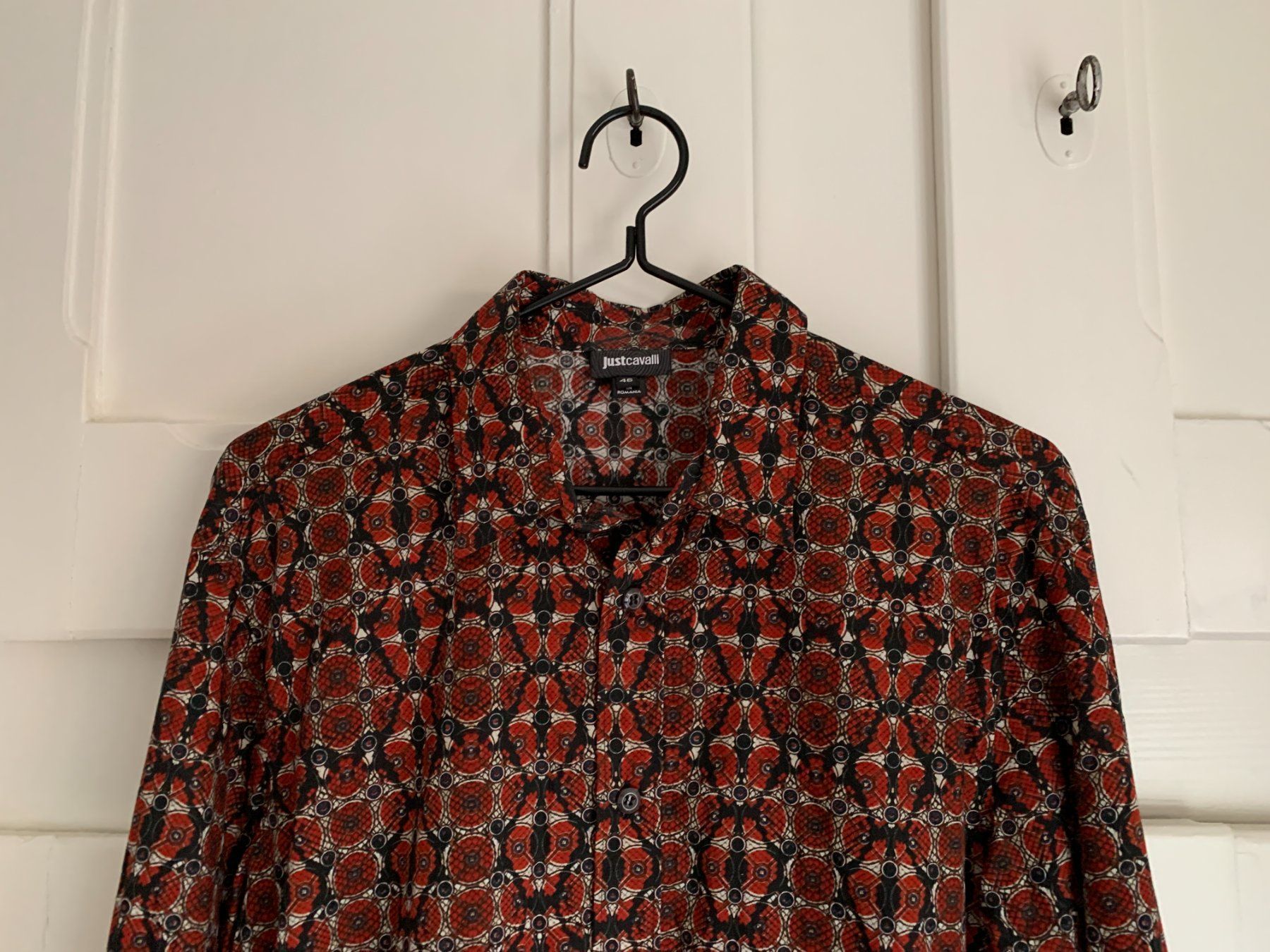 Chemises: JUST CAVALLI - Hemd rot-schwarz gemustert 46 – D'occasion à Zürich par Diazaio 1
