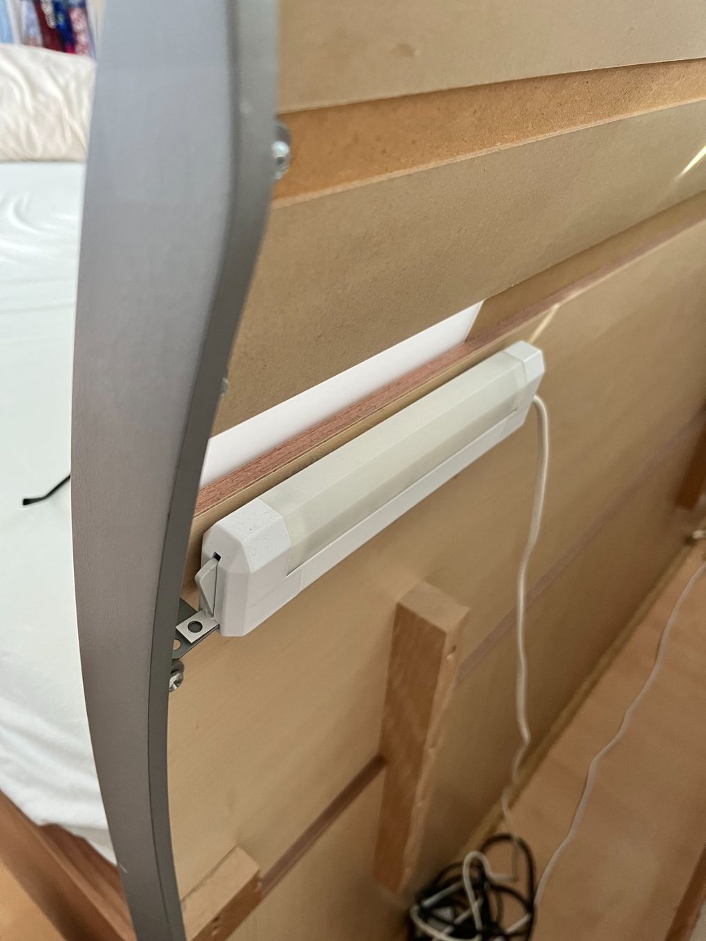 Letti: Doppelbett mit Lattenrost. Mit integrierte Beleuchtung. – Usato da Aristau venduto da Alkymia 1
