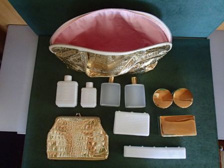 Vintage goldene Kosmetik Tasche mit Flaschen und Dosen