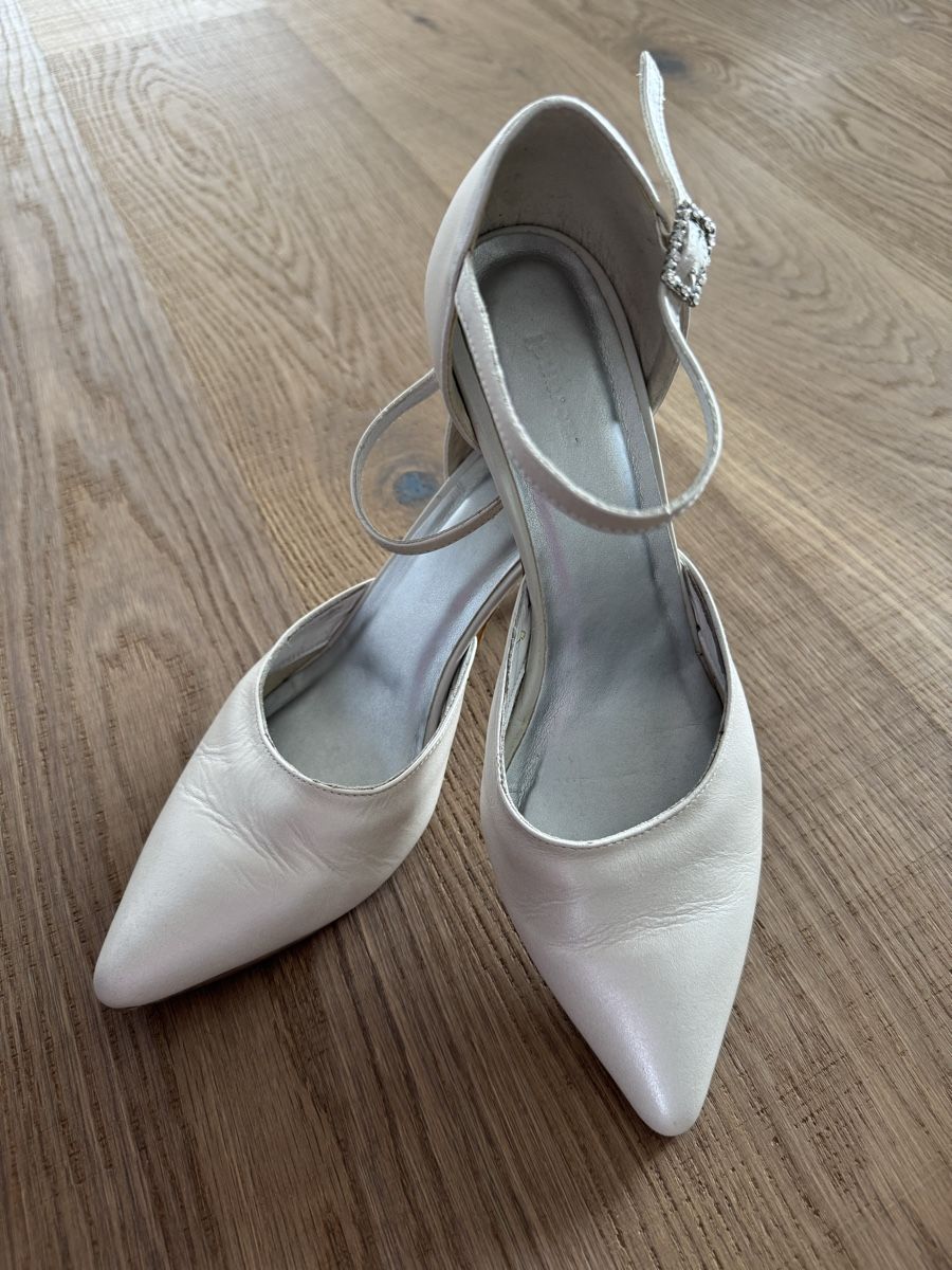 Scarpe da donna: Ekrü Brautschuhe Gr. 38 – Usato da Mettmenstetten venduto da Trinity113