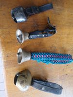 Lot de 4 petites cloches avec colliers