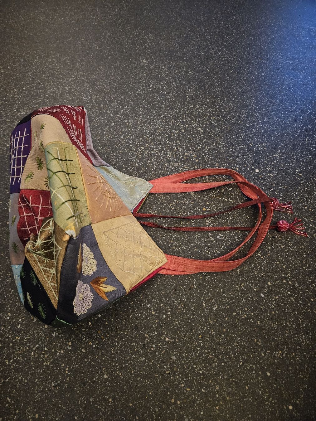 Taschen für Damen: Patchwork Tasche, rot/gemustert – Gebraucht aus Anwil von tamoos 1