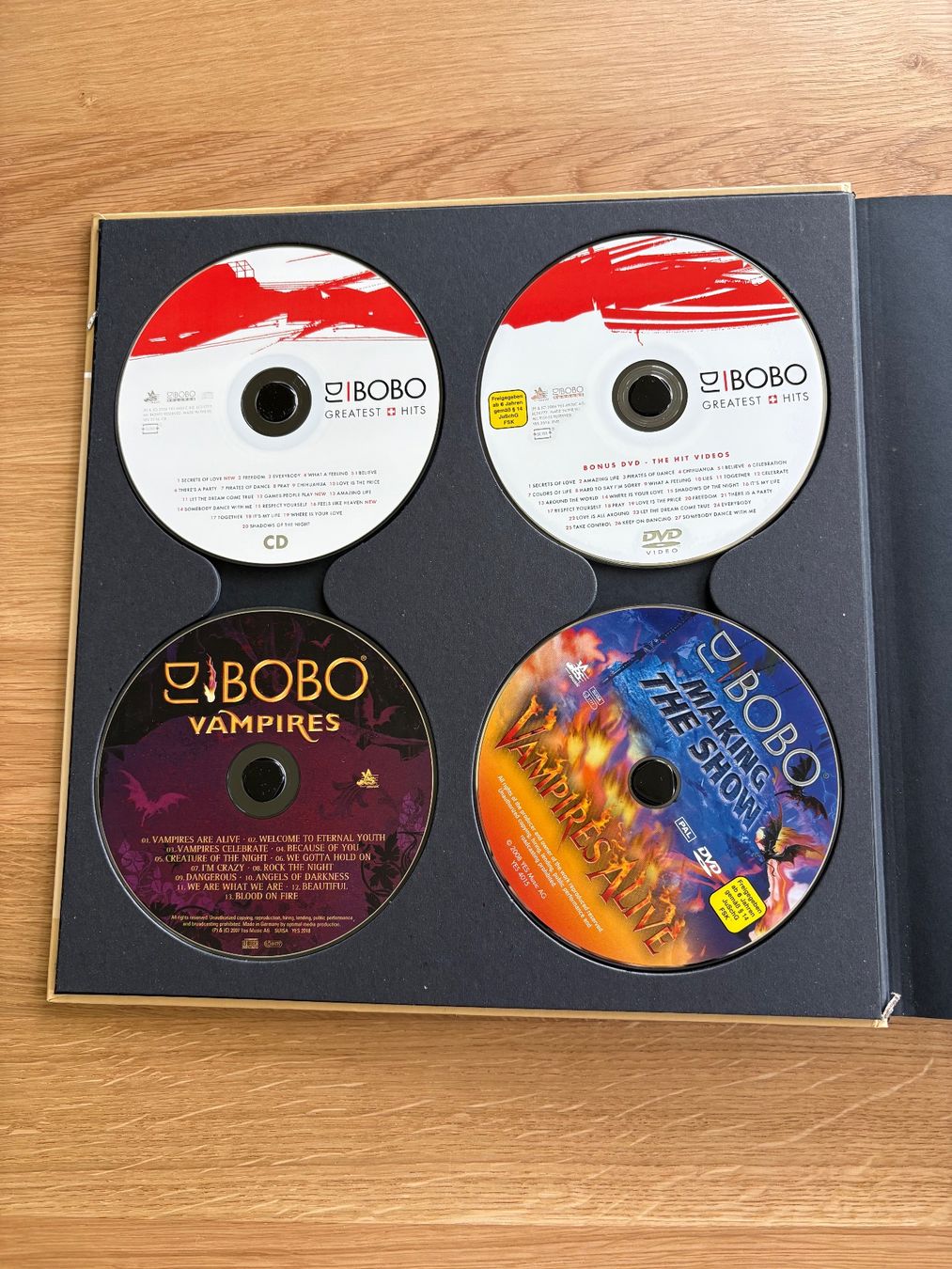 Libri: Bobo - Magic Moments DataBook mit 3 CDs & 1 DVD – Nuovo (secondo la descrizione) da Wettswil venduto da nobelii 2