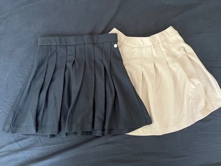 Lot de deux jupes plissées noir et beige 8 an