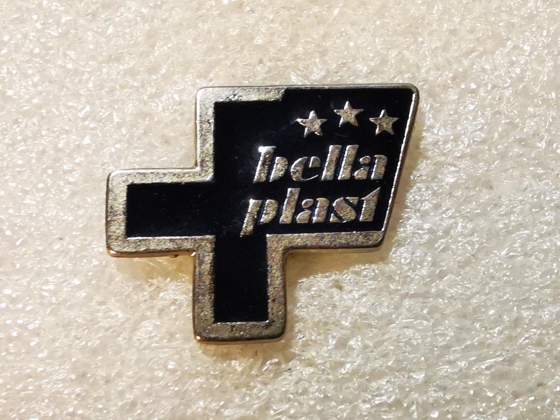 Placchette & Badge: Ansteckpin 52: bella plast – Usato da Oppligen venduto da Pin-Fall-Shop