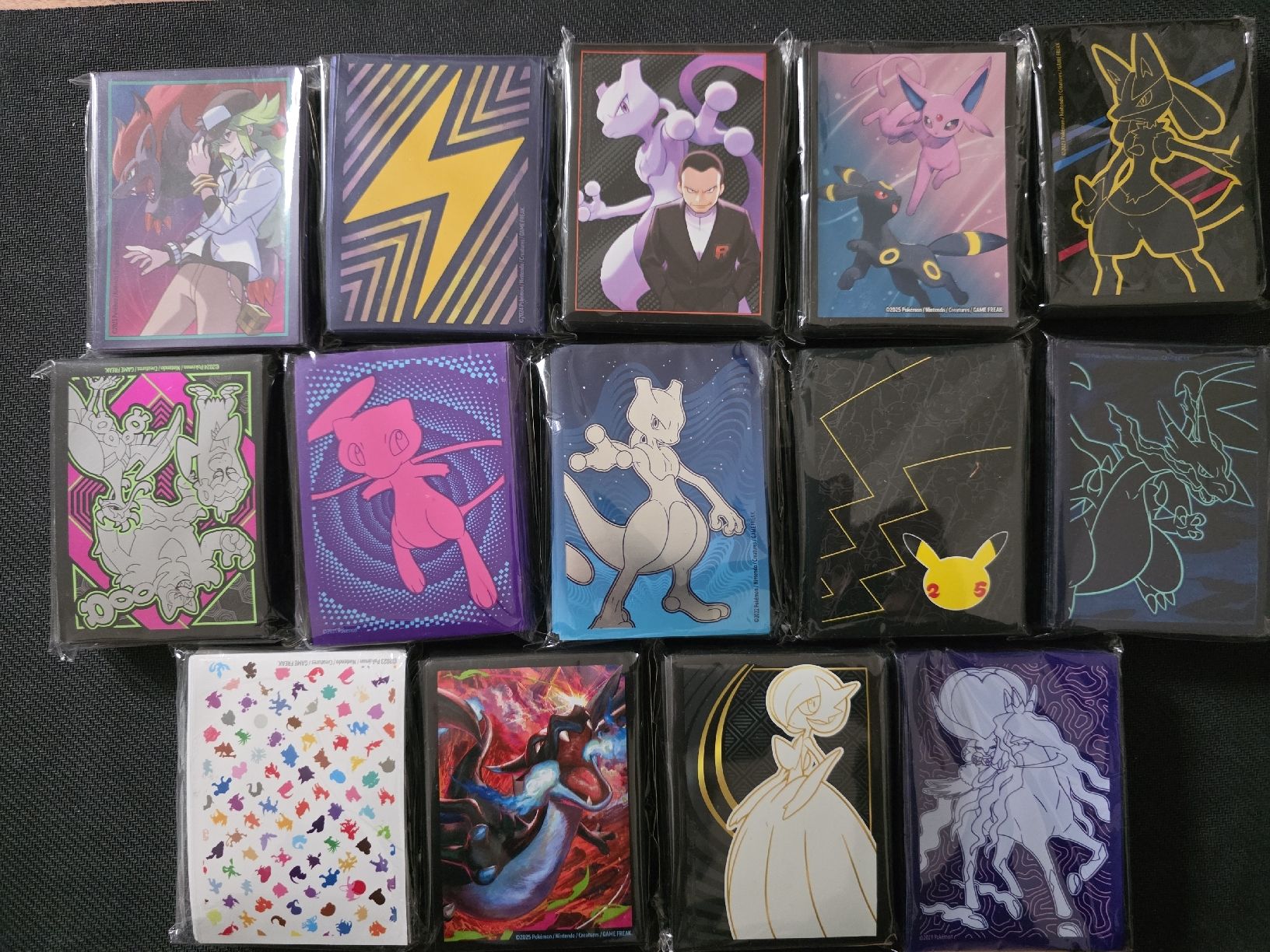 Pokémon Sammelbilder & Trading cards: Pokémon ETB / Premium collection sleeves – Neu (gemäss Beschreibung) aus Basel von Epicdraw