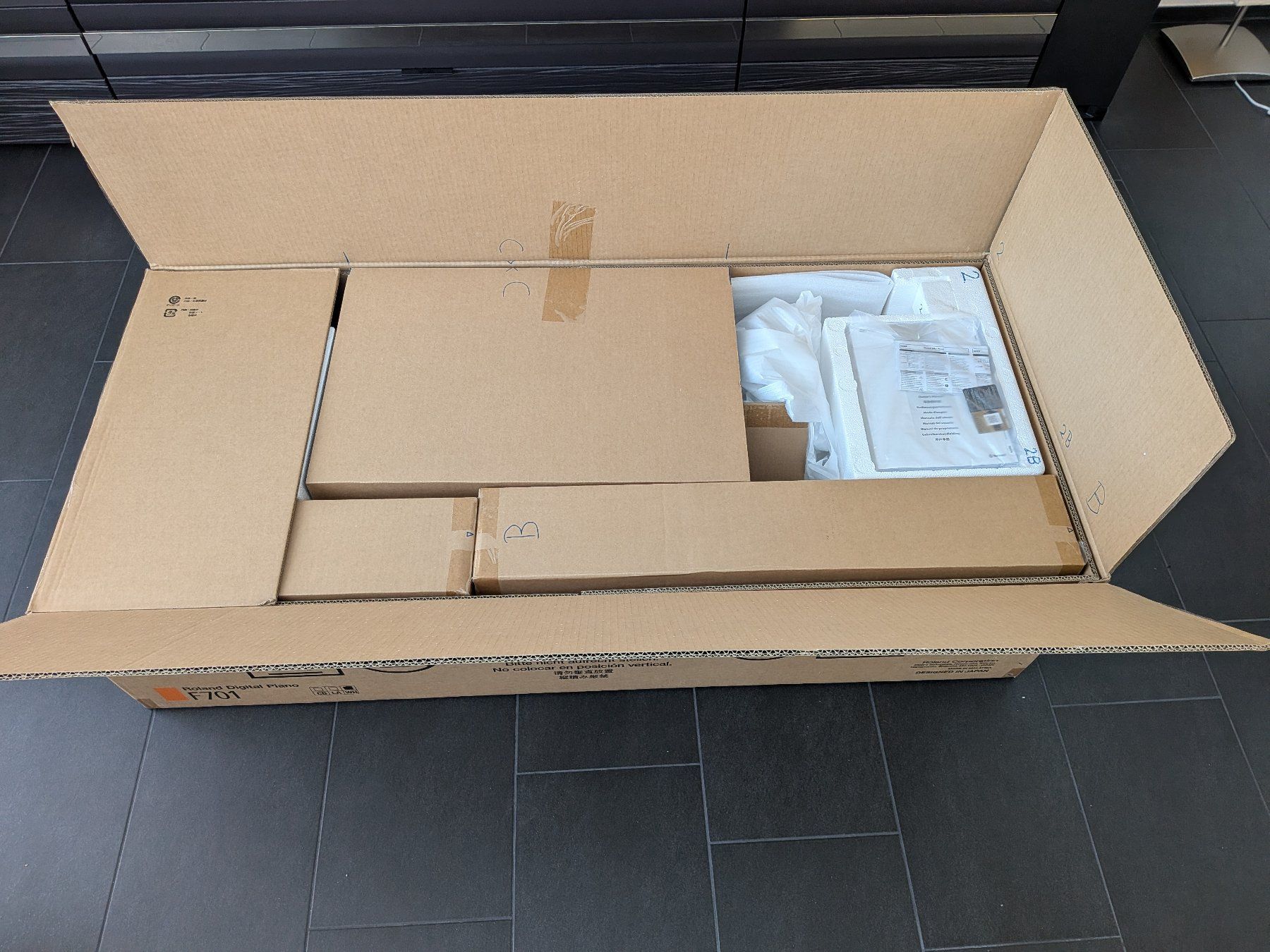 Roland Strumenti musicali: Roland F701-WH Digitalpiano Bundle inkl. Sitzhocker – Usato da Schmerikon venduto da joo_hqk7 9