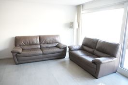 2 elegante Ledersofas im Set – sehr gepflegter Zustand