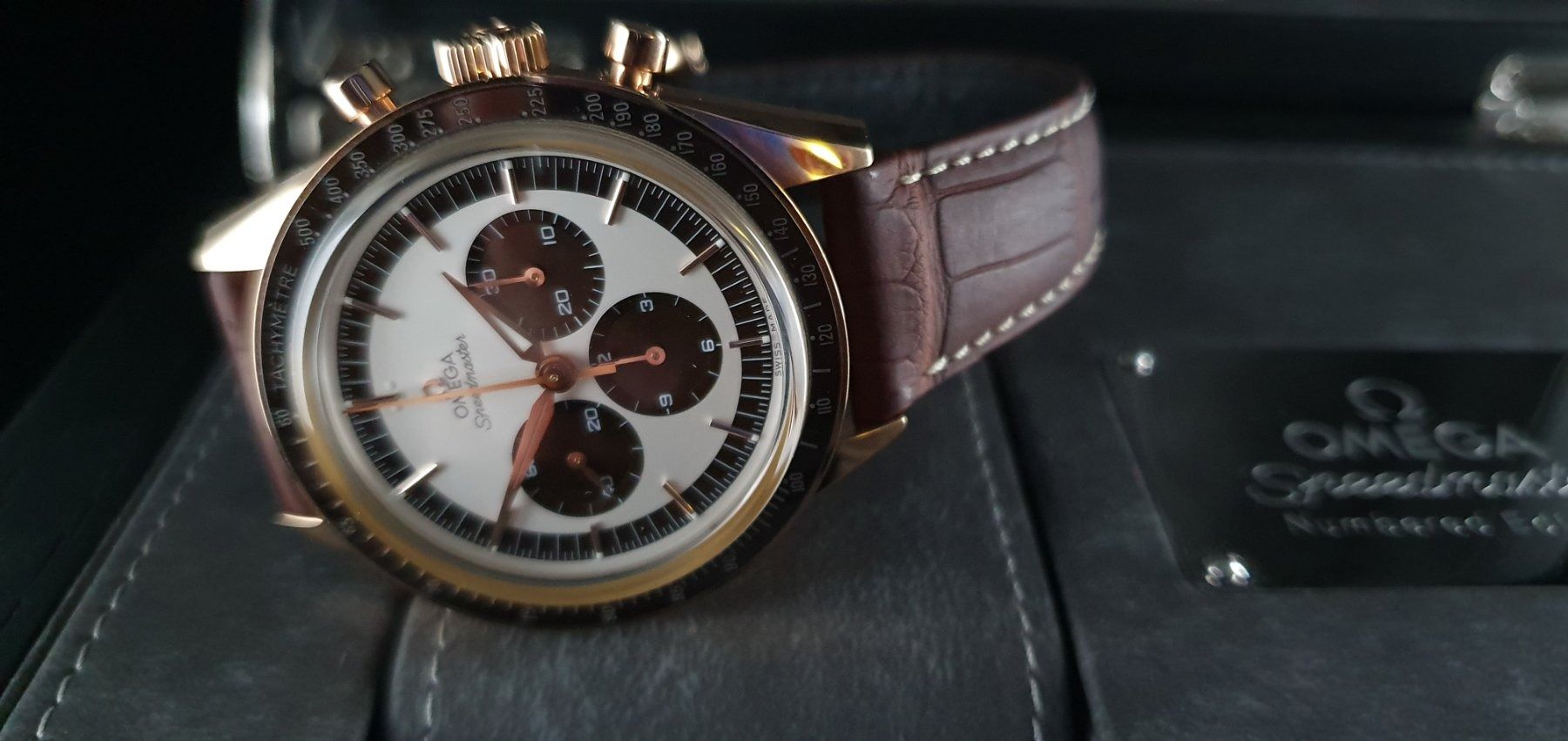 Omega Orologi: Omega Speedmaster Numbered Edition Only 1000 Stk. Gold 18Kt. – Nuovo e nell'imballaggio originale da Zürich venduto da Leica.C89 6
