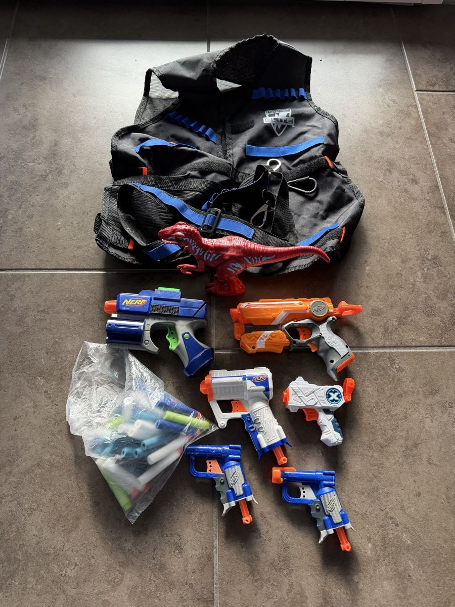 Nerf Giocattoli: Div. Nerfs mit Weste, Patrone und springendem Dino – Usato da Gattikon venduto da Sunshine4.