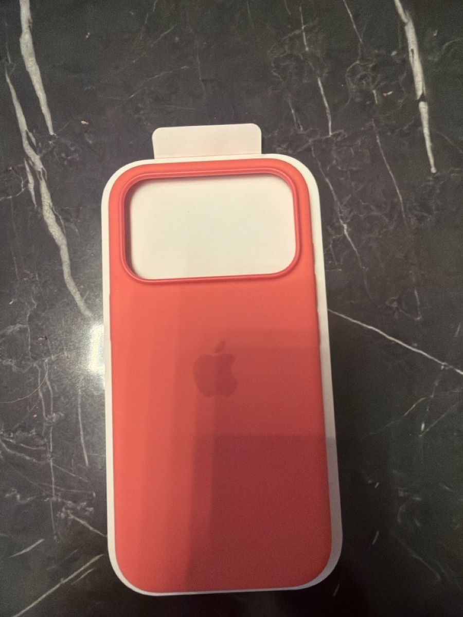 Covers & Schutzfolien: Apple iPhone 17 Pro Silicone Case MagSafe – Neu und originalverpackt aus Niederhasli von Luxevault 1