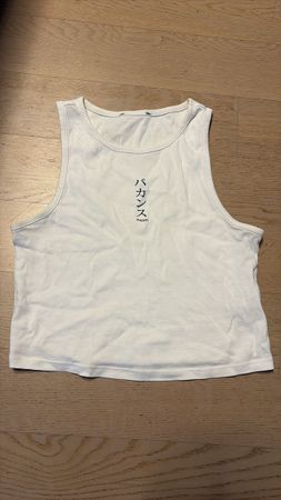 Bauchfreies Trägershirt