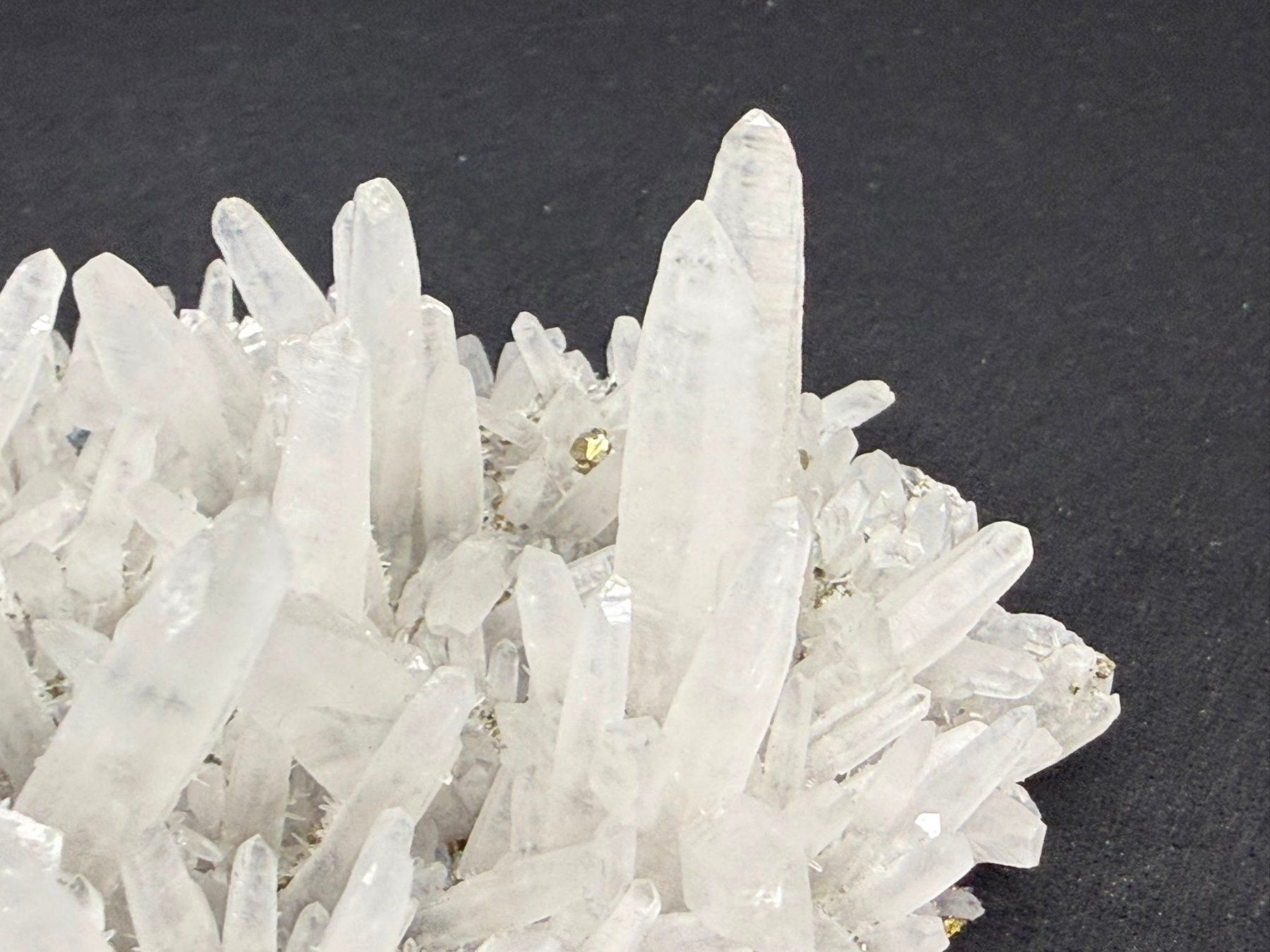 Minerali & Pietre curative: Pyrit auf Quarz – Usato da Schinznach Bad venduto da Demerald 5