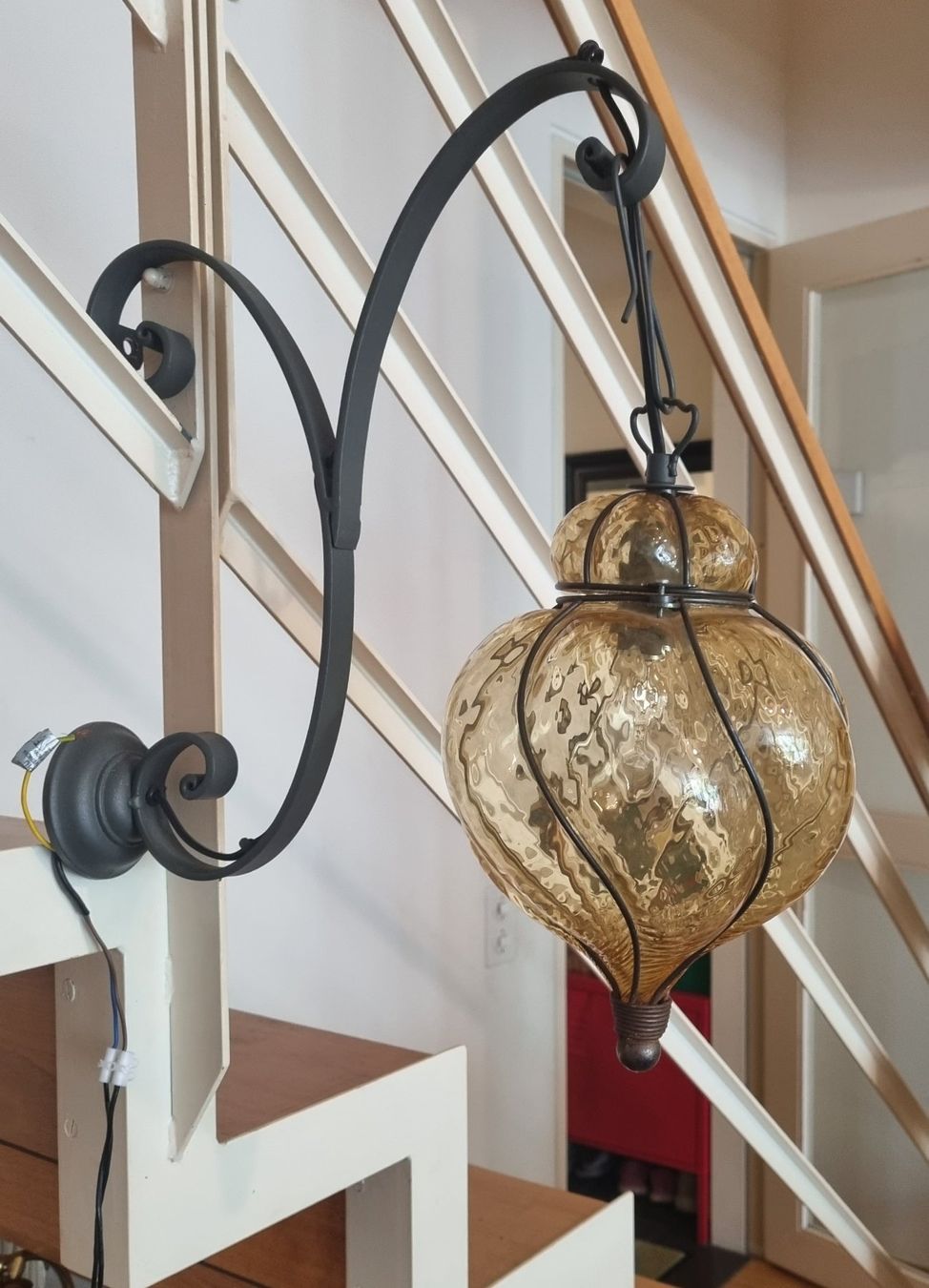 Lampen: Elegante Klassische Wandleuchte – Gebraucht aus Basel von Jcva