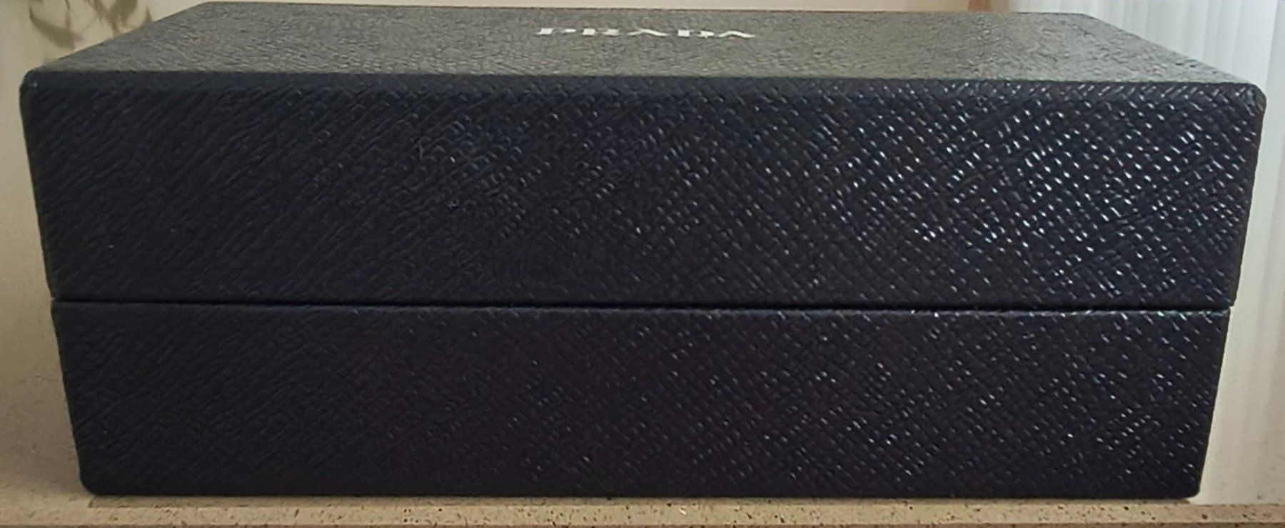 Prada Altro in  Abbigliamento & Accessori: Kleine schwarze Prada Box, strukturierte Optik – Usato da Zürich venduto da Tanteemma369 4
