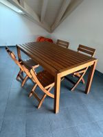 Table en teck avec 4 chaises pliantes