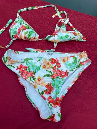 Damen Bikini Anna B (44)  weiss mit Blumen