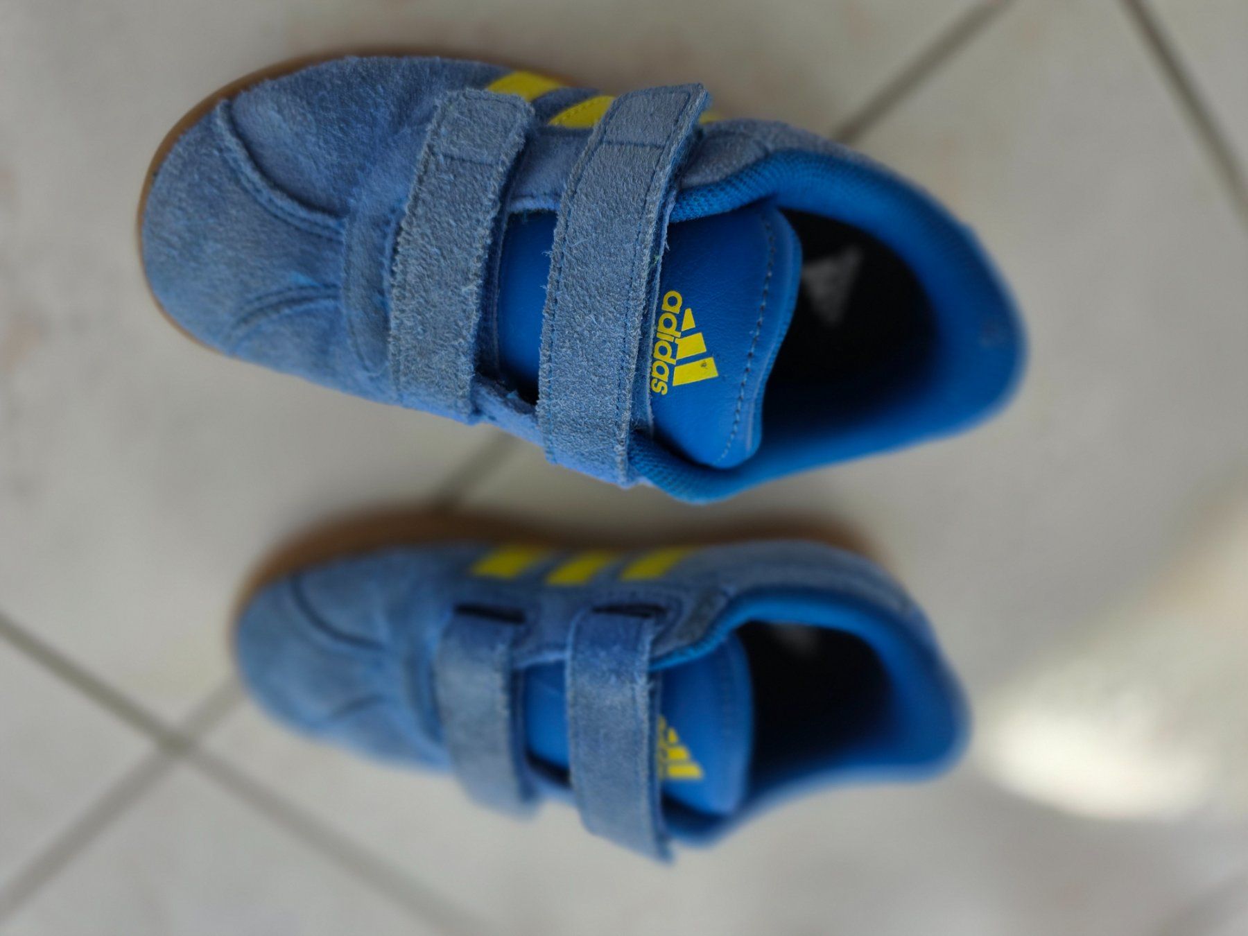 Adidas Scarpe per ragazzi: Adidas Turnschuhe Grösse 27 – Usato da Ueberstorf venduto da vil_qmy8
