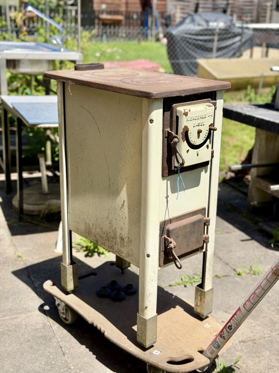 Altri mobili d'antiquariato: Antiker K.Enderle Basel Holzherd mit Kochplatten – Usato da Rheinfelden venduto da DA__RIO