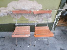 2 alte Gartenstühle Klappstühle Bistro-Stühle Holz Metall