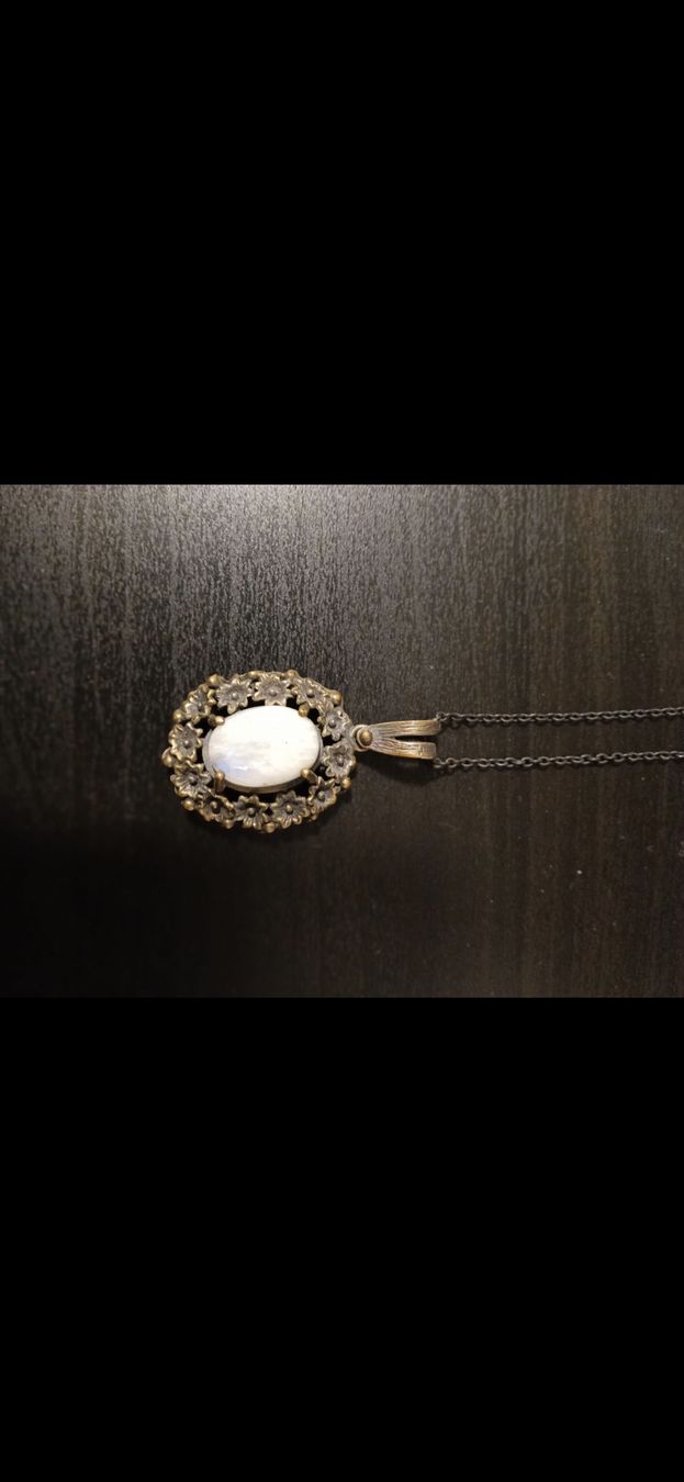Ketten: Collier mit ovalem Anhänger – Neu (gemäss Beschreibung) aus Mollis von nin_ph7s 2