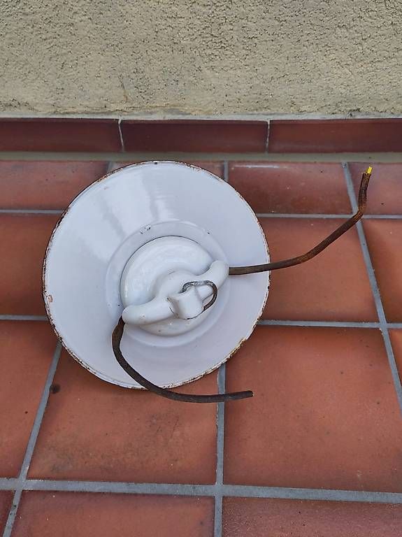 Lampade: Antike Stalllampe mit Emaille-Schirm – Usato da Muttenz venduto da Laeckerlihamschter 3