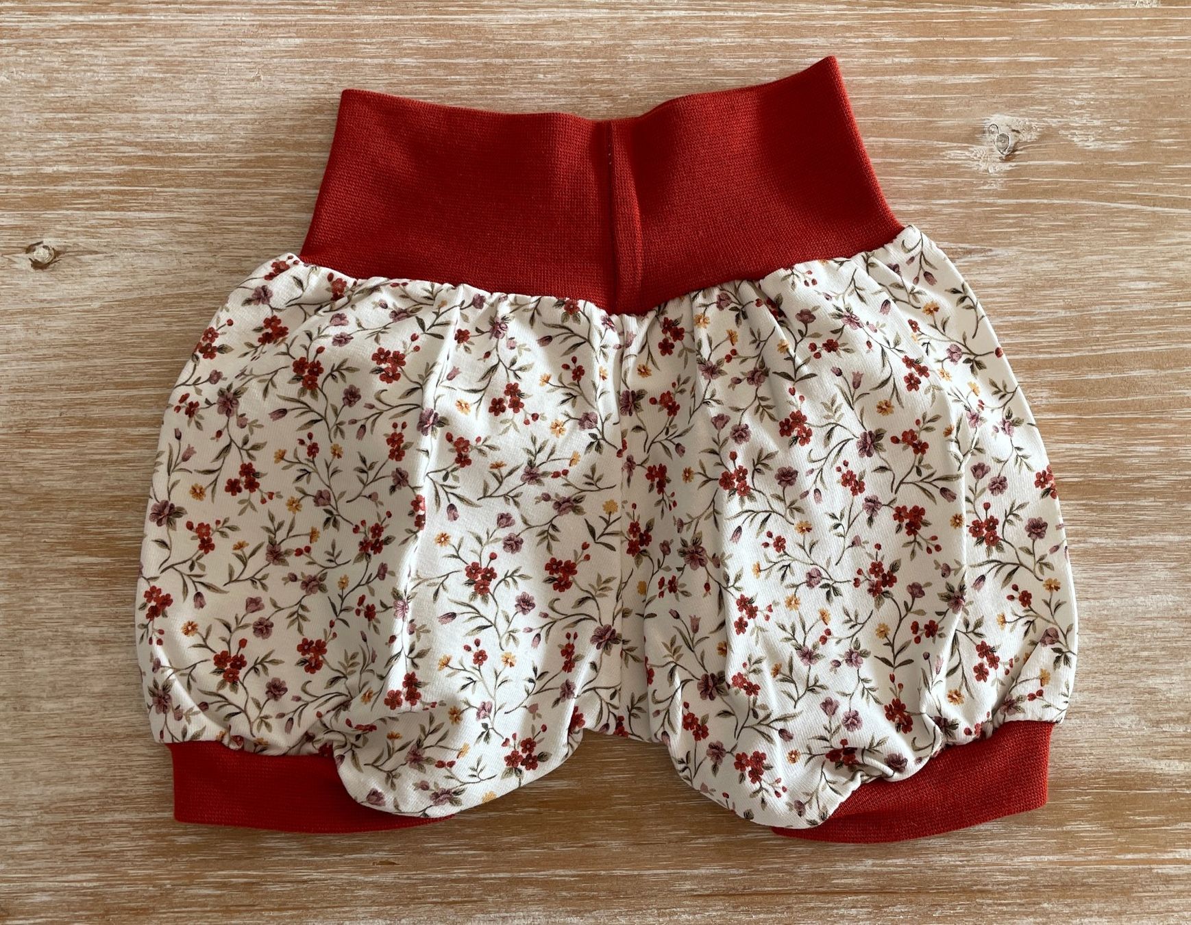 Pantaloni: Pumphose geblümt, Grösse 56/62 – Nuovo (secondo la descrizione) da Burgdorf venduto da Crown. 2