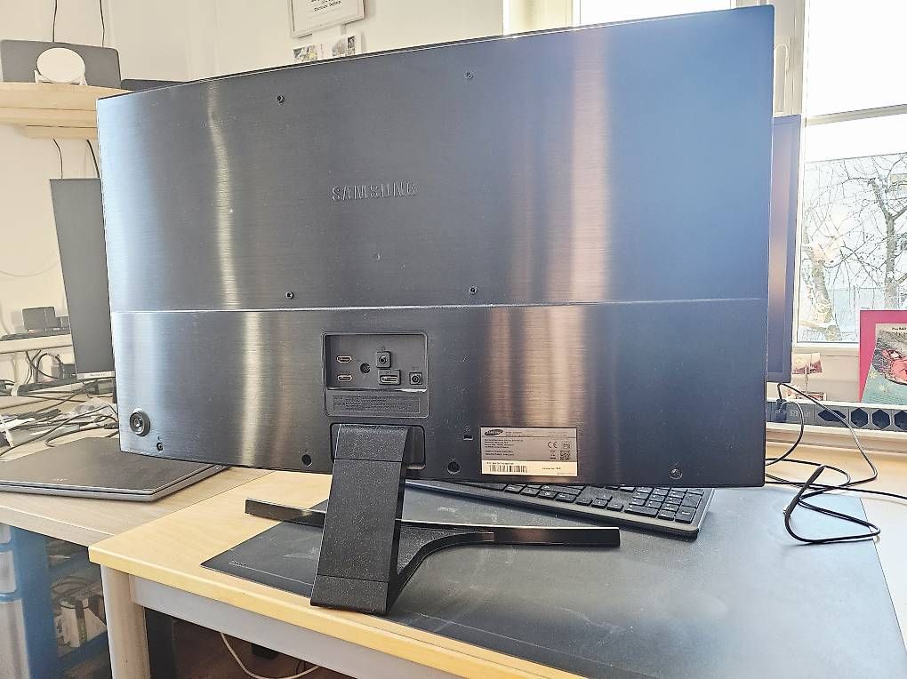 Monitore: 32" Curved Samsung Monitor – Gebraucht aus Neftenbach von Wummwila 2