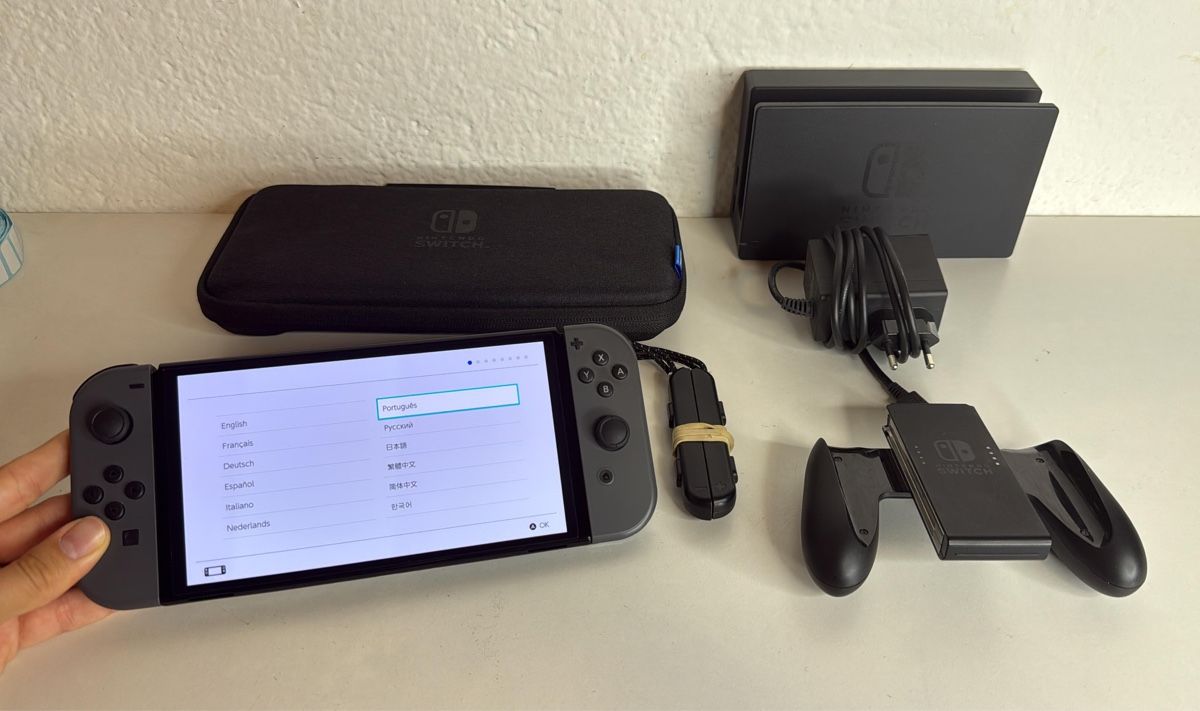 Nintendo Consoles: Nintendo Switch OLED Console Grey - with Accessories 🎮 – D'occasion à Ehrendingen par bubulence