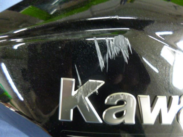 Kawasaki Tutti i ricambio per moto: Kawasaki Z800 / 2014 Kühlerabdeckung rechts – Usato da Rothrist venduto da THEI2 1