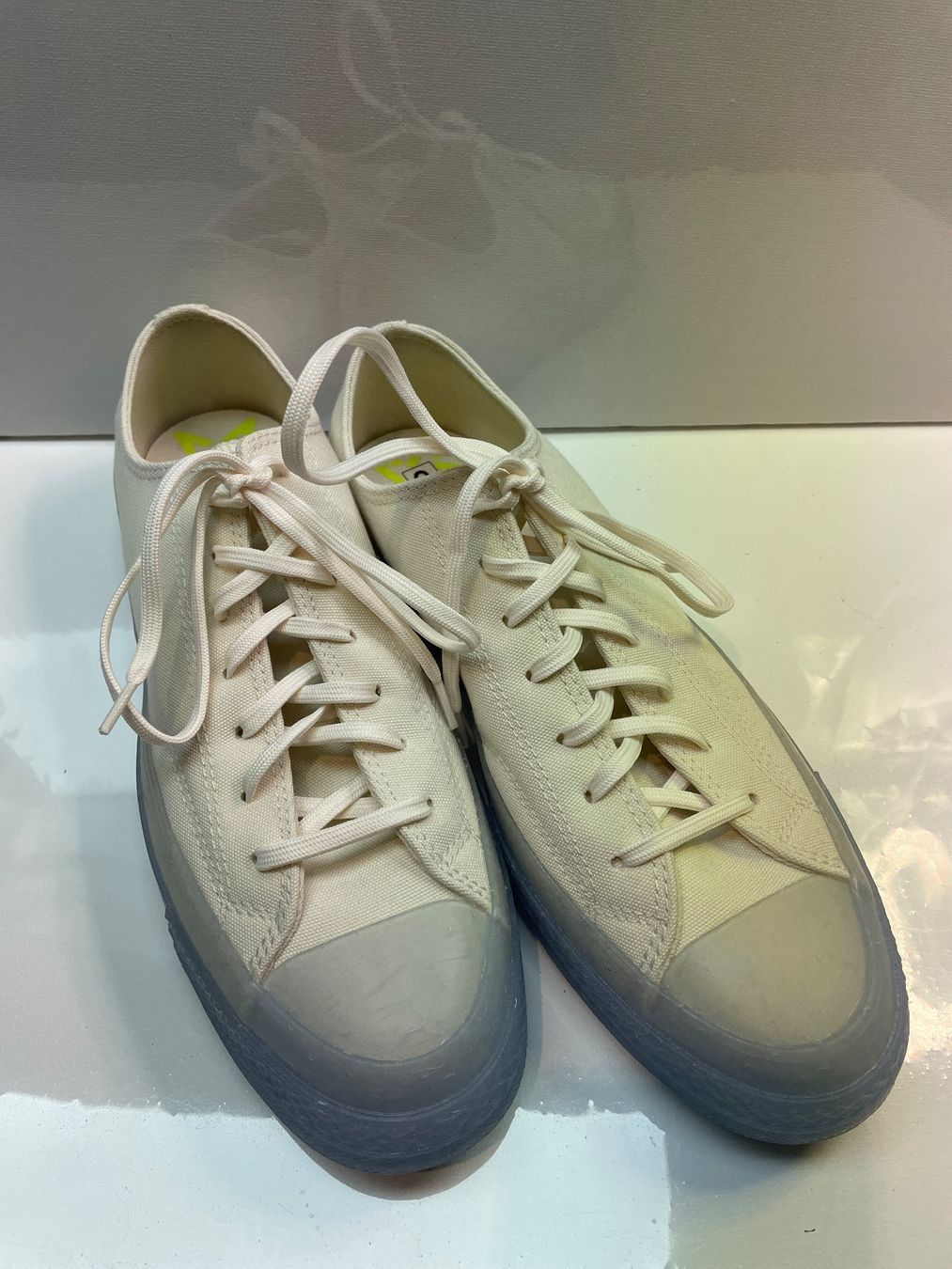 Converse Herrenschuhe: Neue, weisse Converse 'All Star', transparente Sohle in 42.5 – Neu (gemäss Beschreibung) aus Wolfhausen von Mawere 4