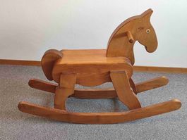 Eibenholz Schaukelpferd handefertigt