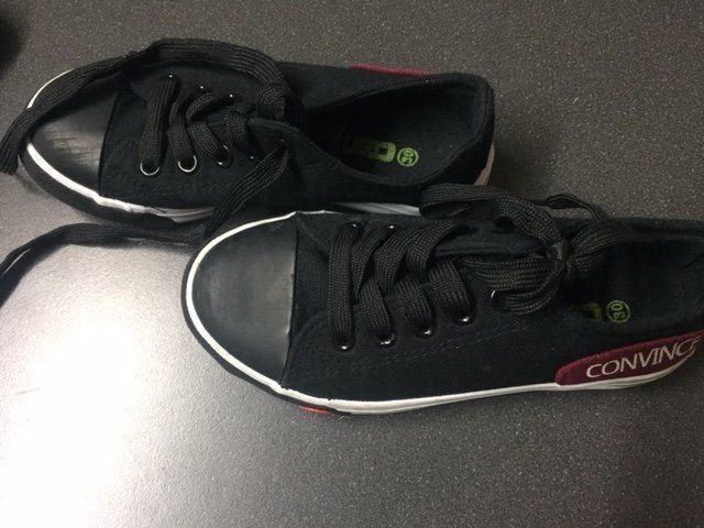 Scarpe per ragazzi: Neuwertige Turnschuhe Grösse 30 – Usato da Emmen venduto da Aribini 2