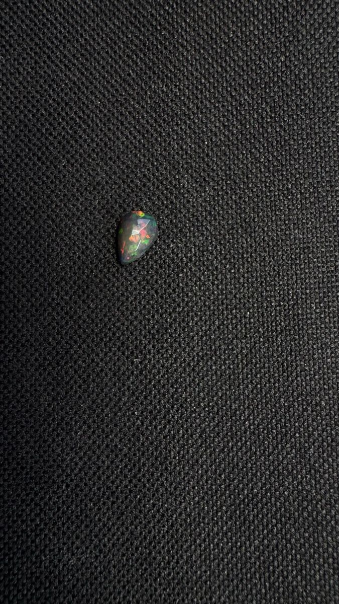 Edelsteine: Black Opal AAA 1.05 ct  – Neu und originalverpackt aus Wängi von Horus90