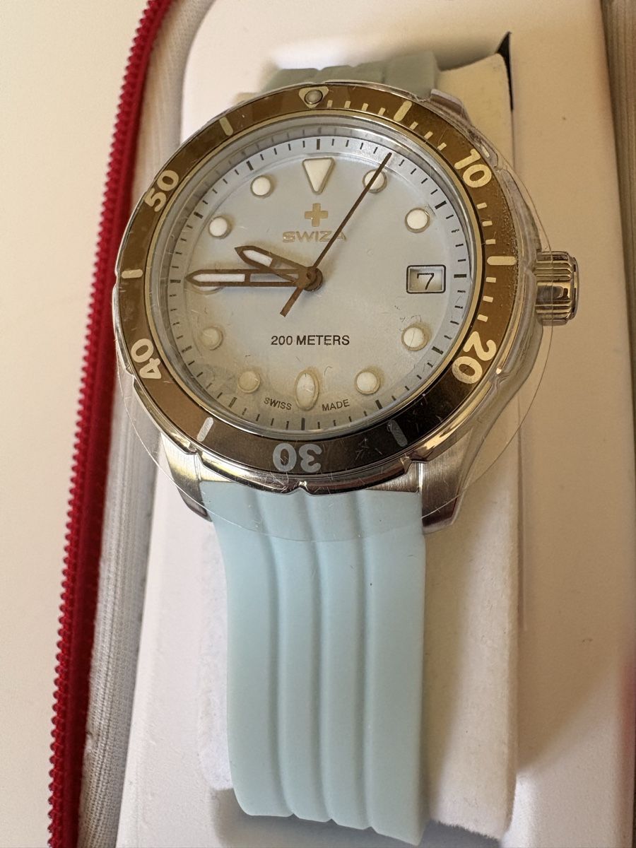 Swiza Uhren: Montre Swiza neuve bleu clair – Neu und originalverpackt aus St-Ursanne von milezarde