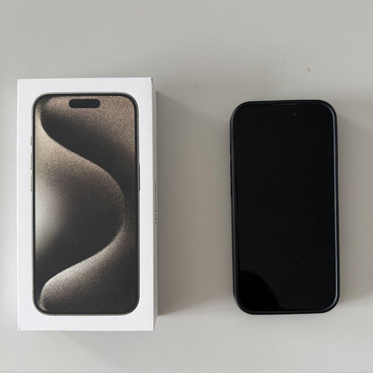 Apple Handys / Smartphones: iPhone 15 Pro Max mit Hülle, Gebrauchsspuren – Gebraucht aus Basel von 2ndhandSwiss