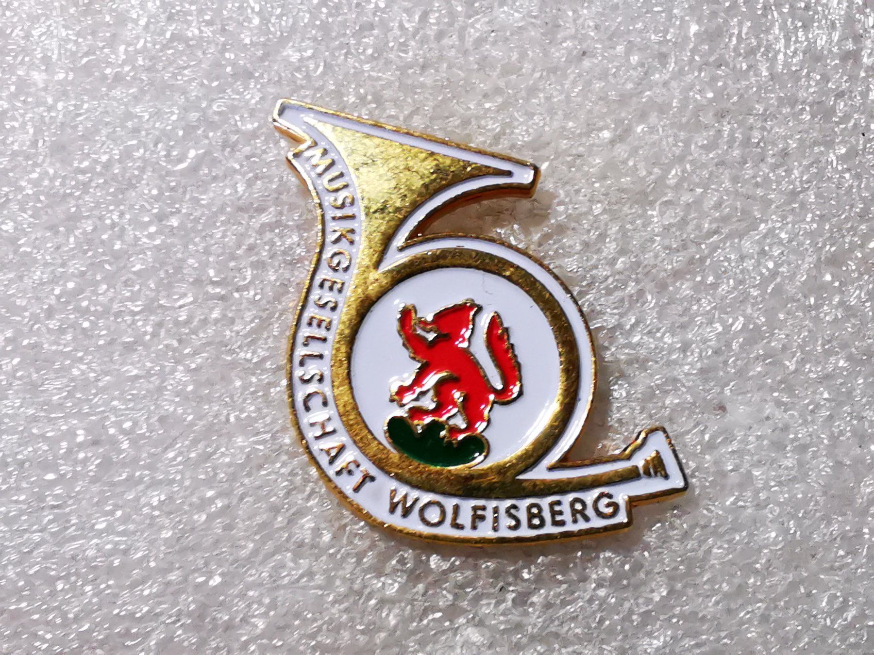 Placchette & Badge: Ansteckpin 65: Musikgesellschaft Wolfisberg – Usato da Oppligen venduto da Pin-Fall-Shop