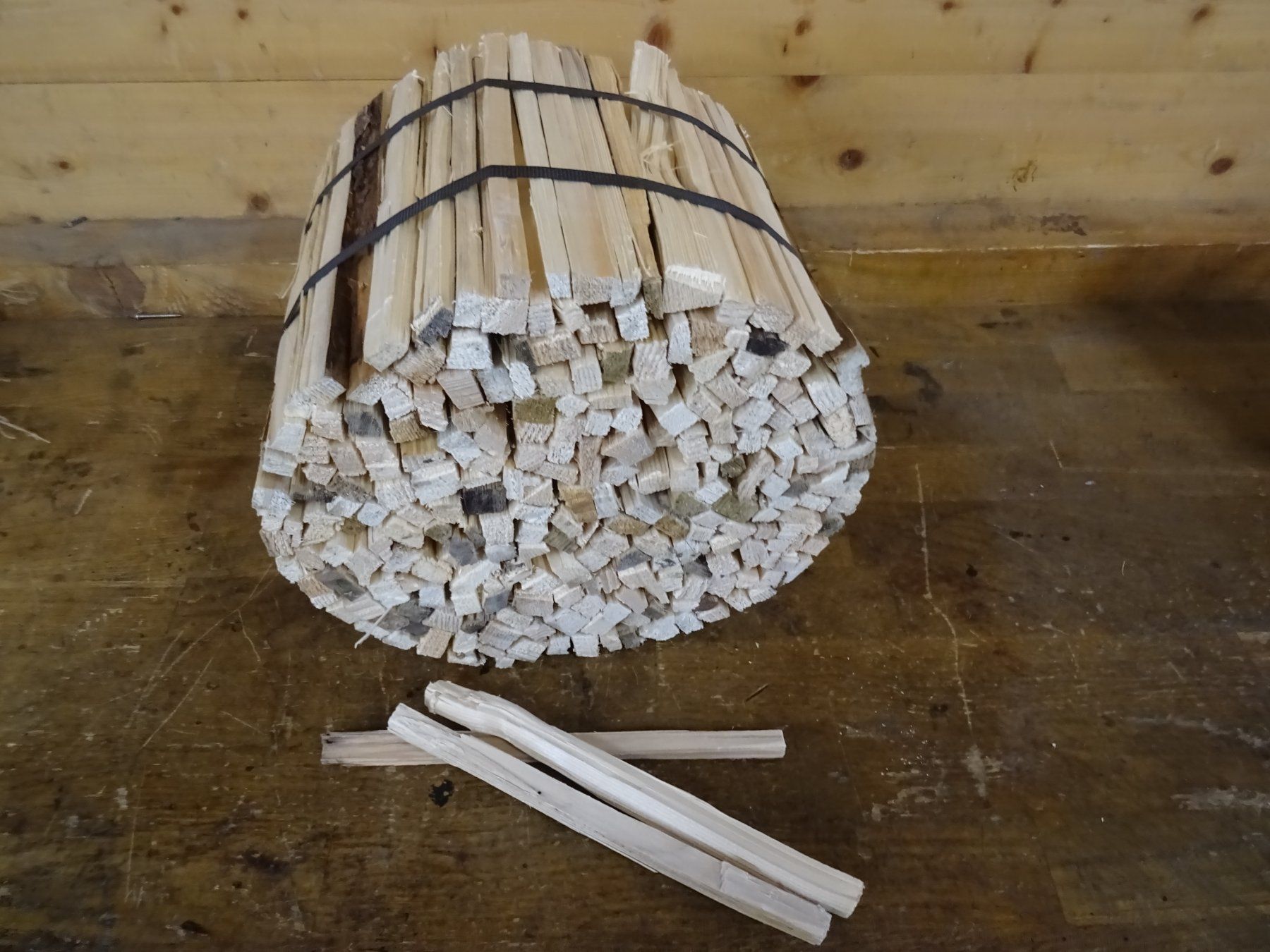 Articoli in legno: Anzündspiesse Bündel aus Fichtenholz – Anfeuerhilfe & Deko – Nuovo e nell'imballaggio originale da Ebnat-Kappel venduto da WaldWegeGarten
