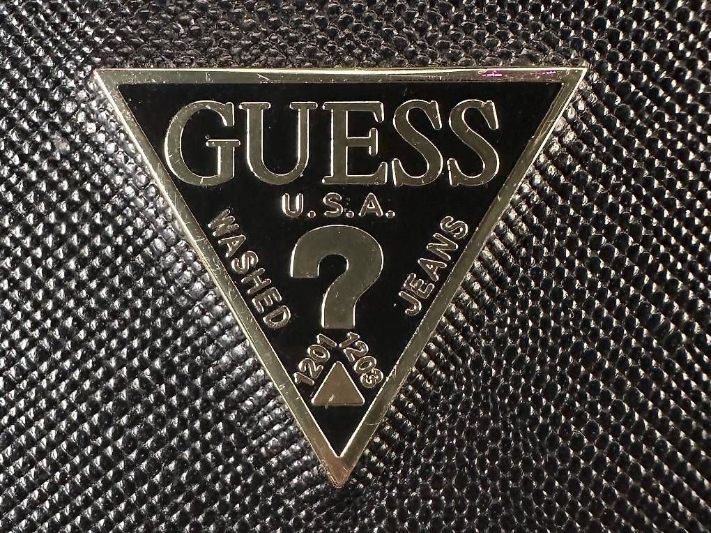 Cover & Protezioni schermo: Guess AirPods custodia rigida  – Usato da Mendrisio venduto da esthetic111 3