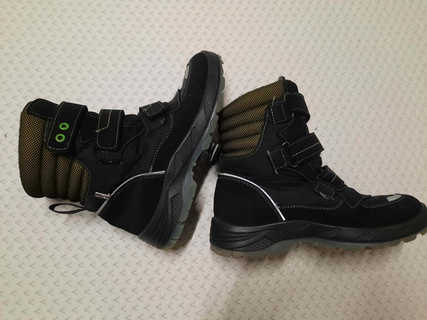Scarpe per ragazzi: Winterschuhe 46N Gr. 39 – Usato da Rothrist venduto da Ellie