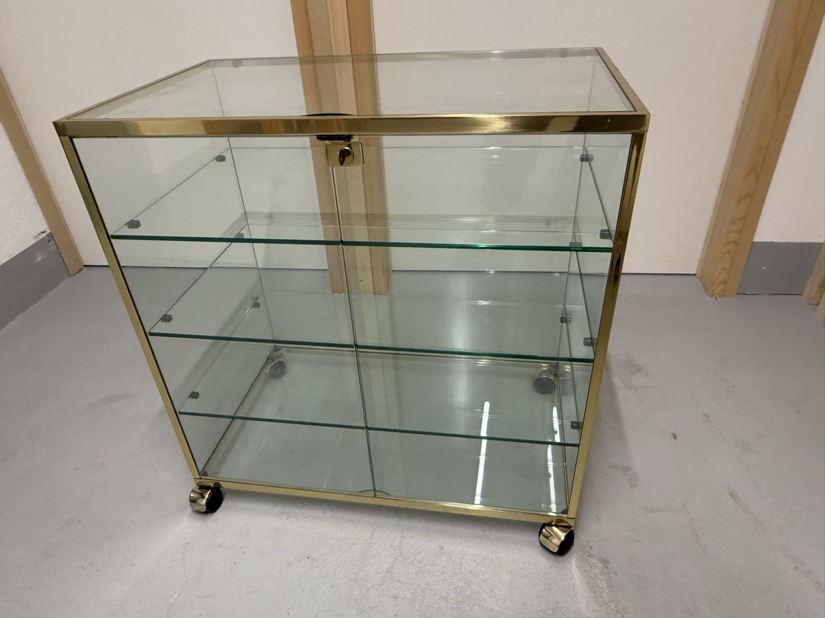 Scaffali: Elegante Glasvitrine auf Rollen - abschliessbar – Usato da Wittnau venduto da Rewachen