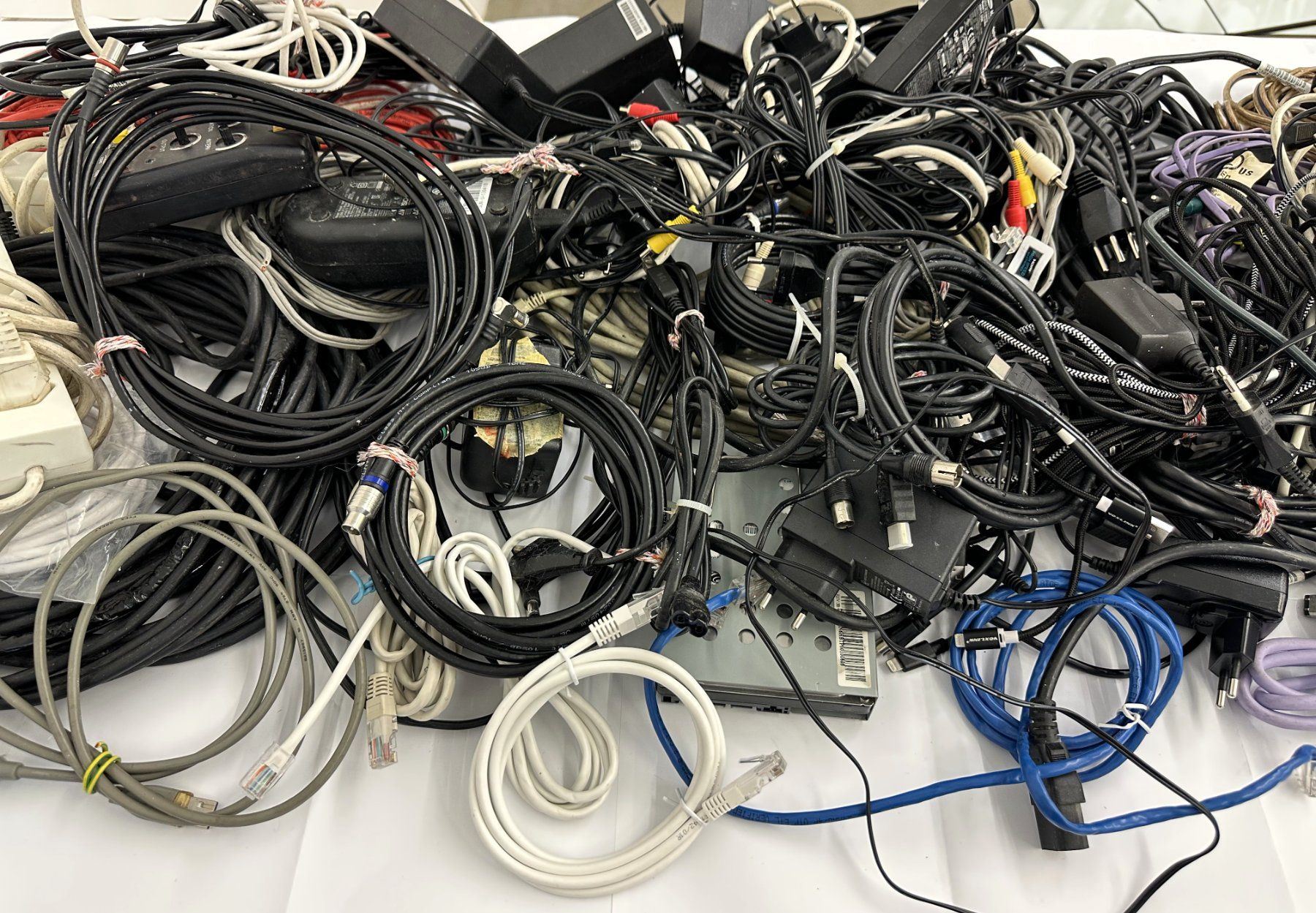 Kabel: Kabel, Mehrfachstecker, Telefon, Kamera, Adapter etc. – Gebraucht aus Zürich von alocinnovregnes 5