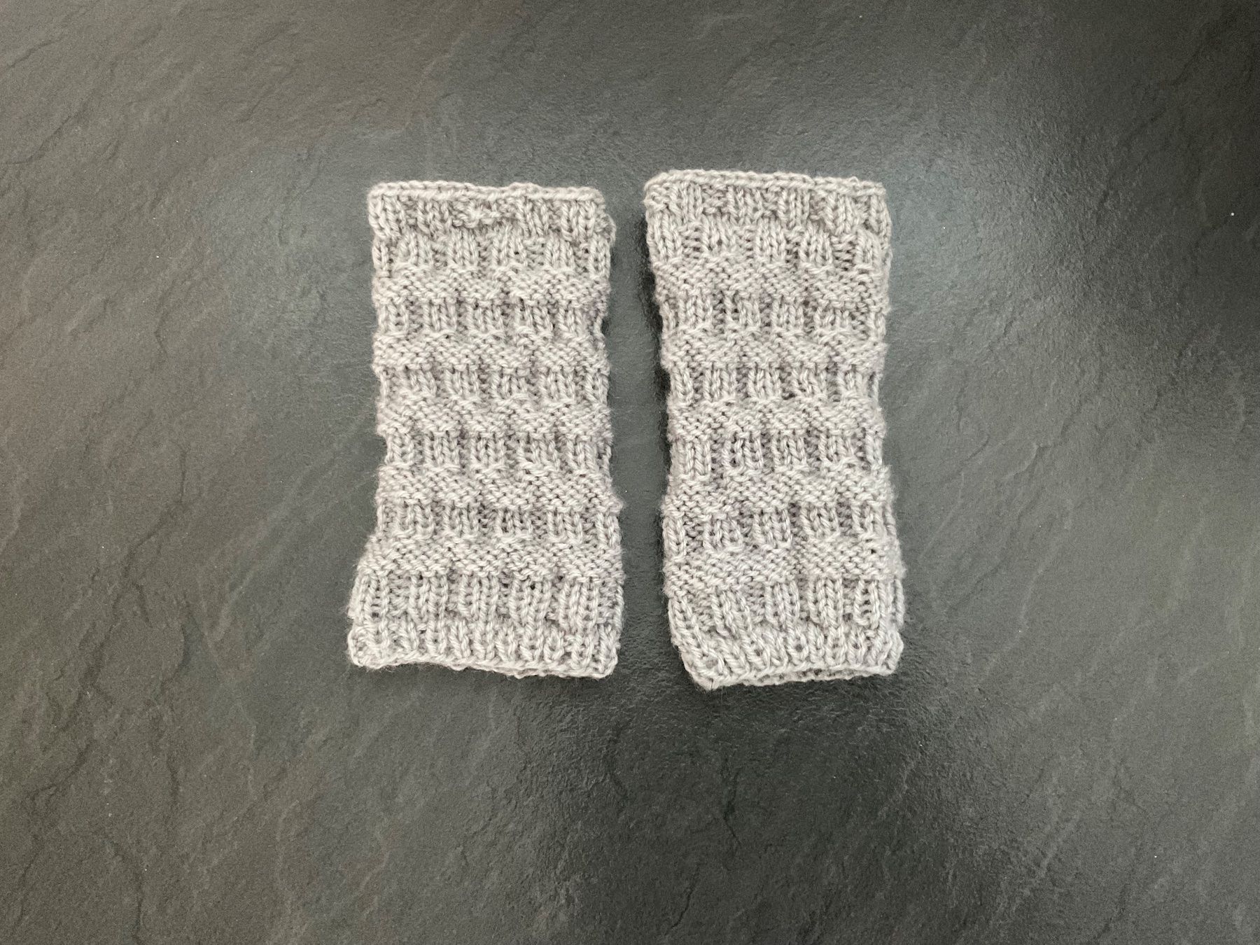 Guanti & manicotti: Handgestrickte Pulswärmer- Amedisli grau – Nuovo (secondo la descrizione) da Wetzikon ZH venduto da FeeF