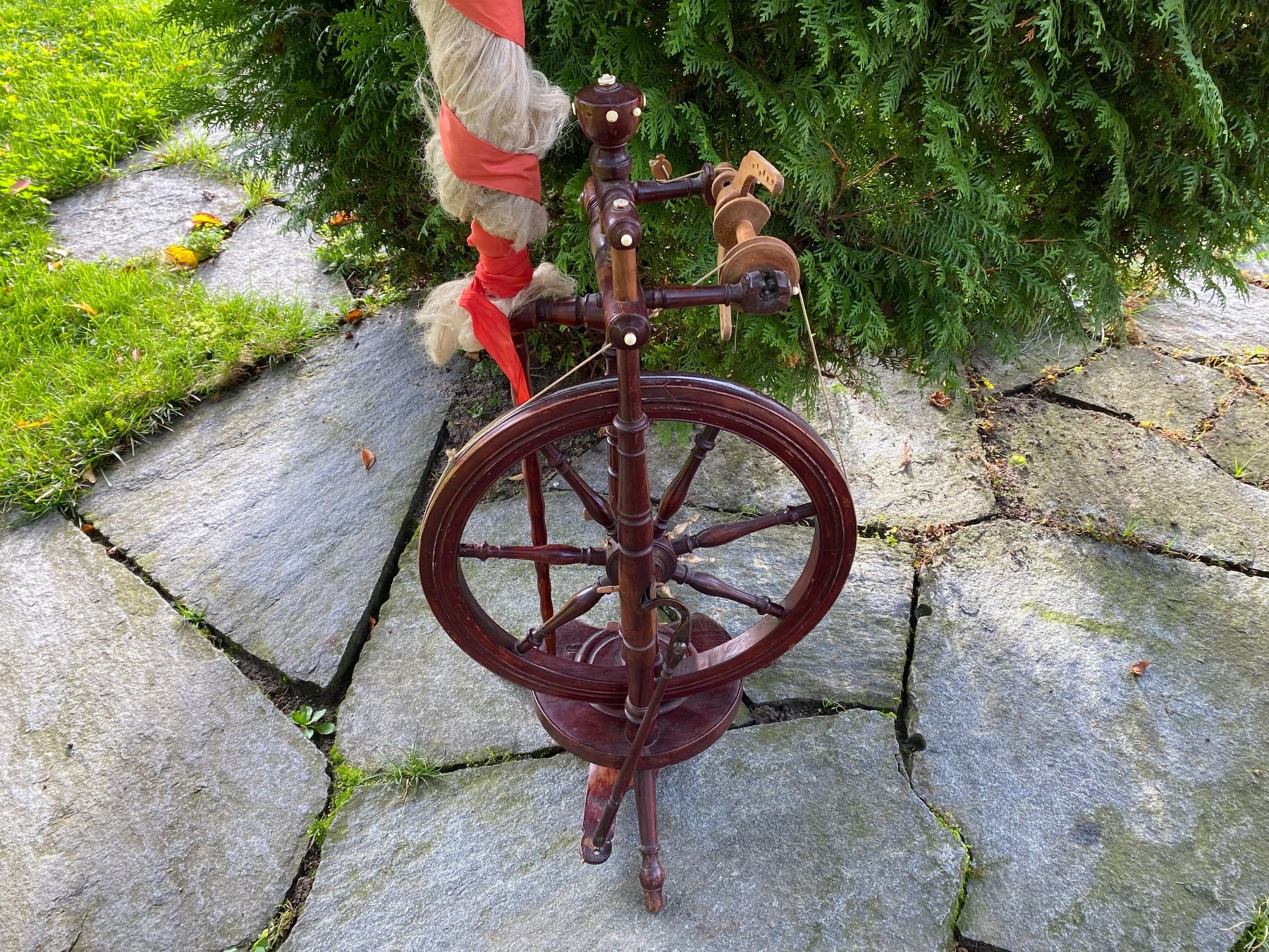 Ruote per filare: schönes antikes Spinnrad mit Flachsstab – Usato da Feldbach venduto da Olive1 1