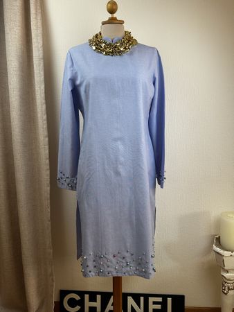 Robe droite perles bleu clair taille 40 col Mao 