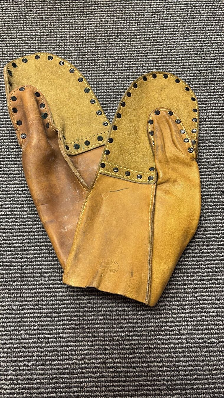 Schweizer Armee Uniformen: Stacheldraht-Handschuhe Militär – Gebraucht aus Wangen b. Olten von Hba2
